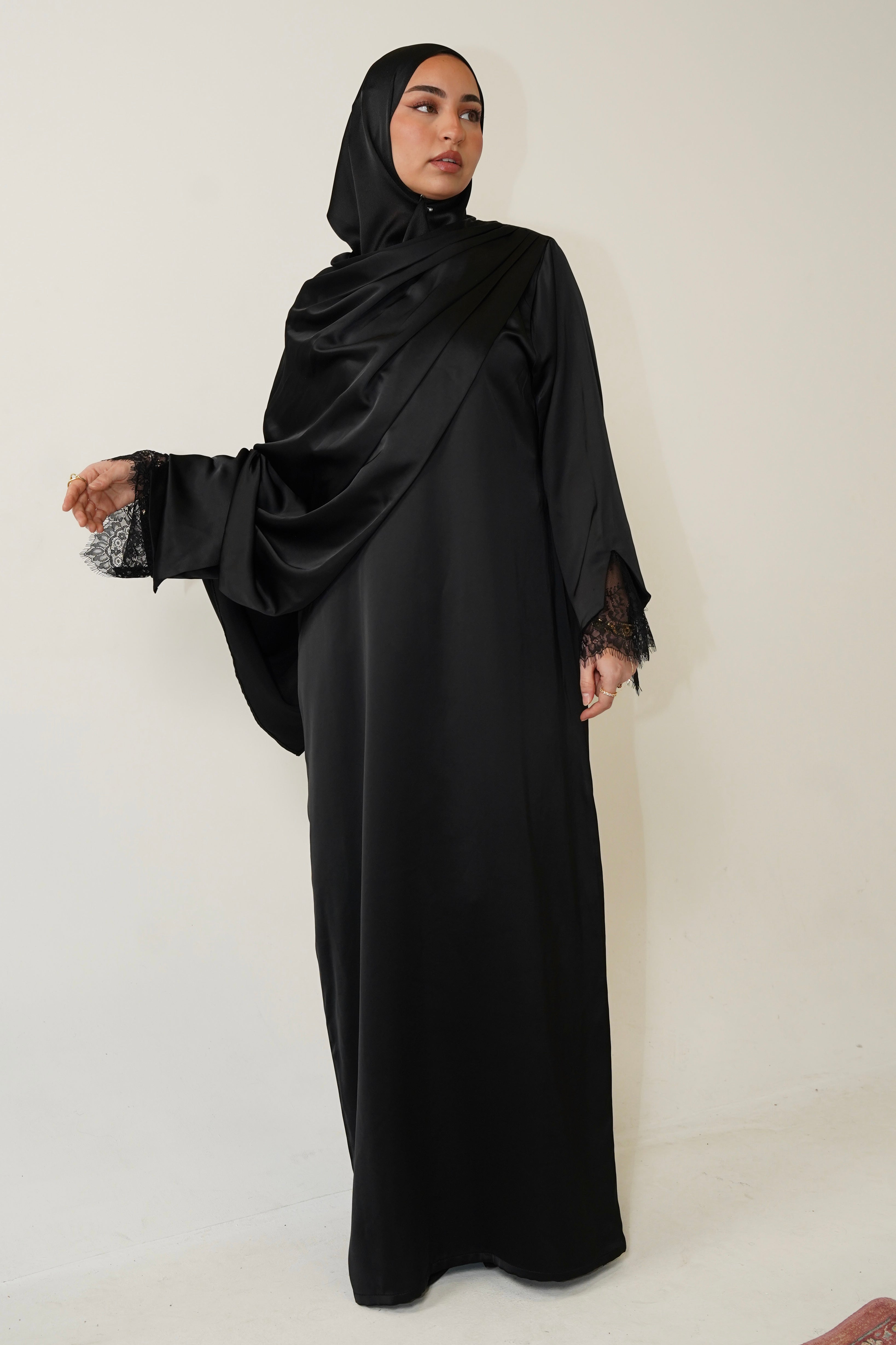 Robe satinée - Finition dentelle