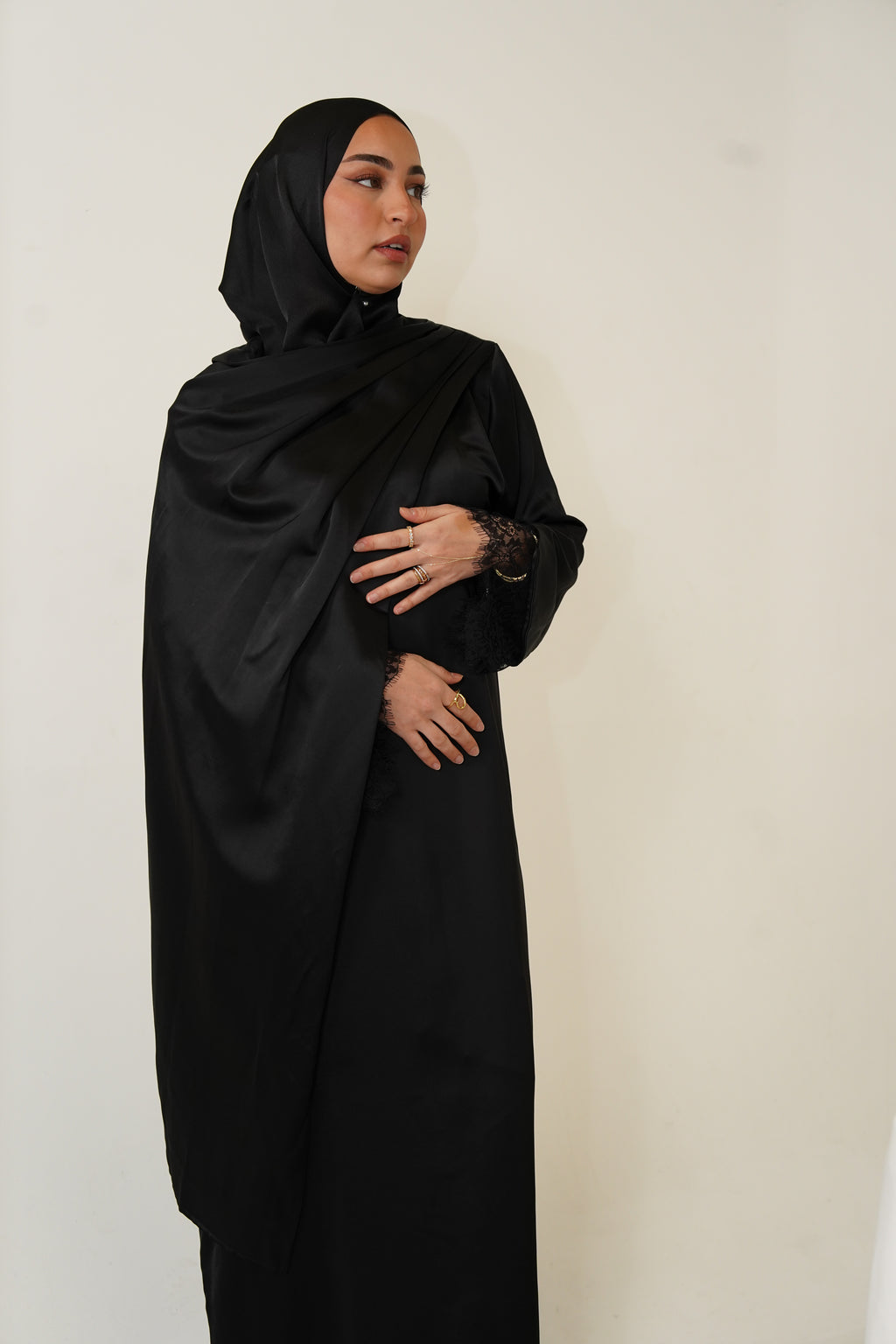Robe satinée - Finition dentelle